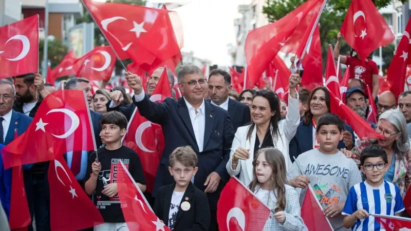 Gaziemir'de 23 Nisan Coşkusu! Çocuklar Yürüdü, Şenlik Doruğa Ulaştı