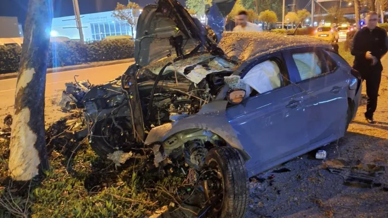 Gaziemir'de Feci Kaza! Ağaca Çarpan Sürücü Can Verdi