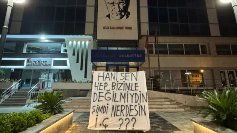 Göztepe Taraftarından Şok Pankart! Başkan Çiçek'e Büyük Tepki