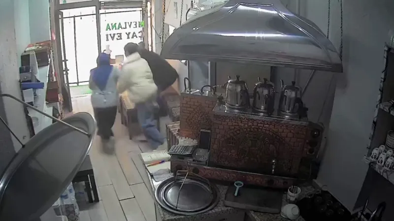 İstanbul'da Deprem! 6.2'lik Sarsıntı Vatandaşları Sokağa Döktü!