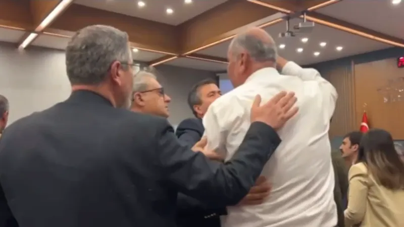 İzmir Meclisi'nde Küfür Skandalı! İmamoğlu Kavgası Büyüdü