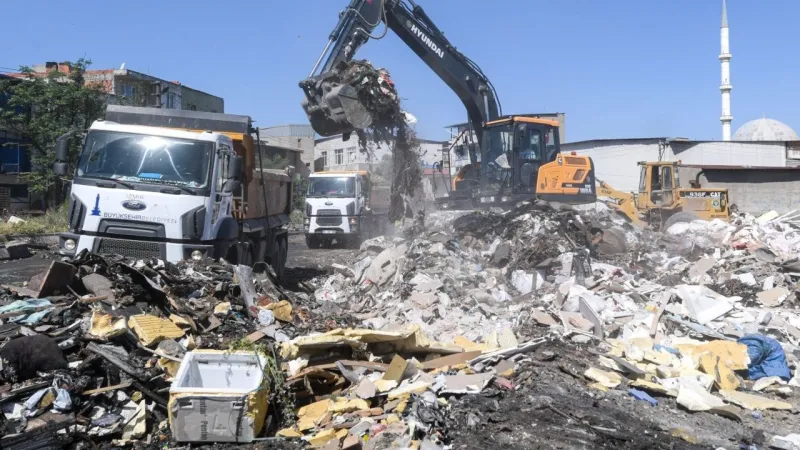 İzmir Buca'da Şok Operasyon! 1100 Ton Kaçak Atık Temizlendi!
