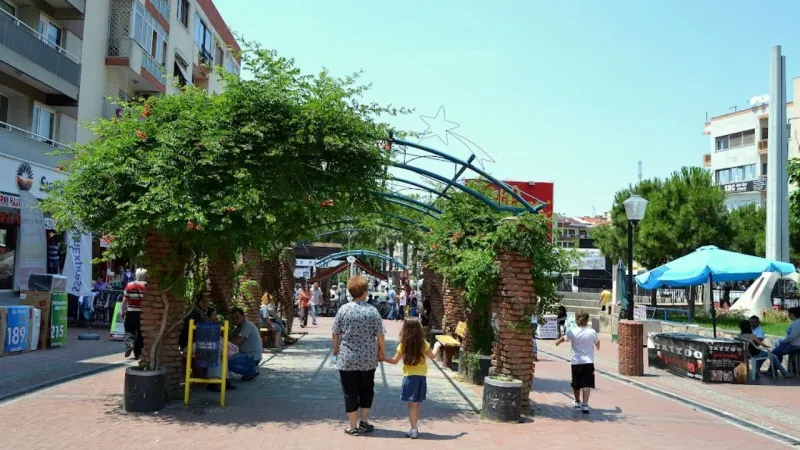 Forbes Sevgi Yolu: İzmir'in Kalbinde Nostalji ve Alışveriş!