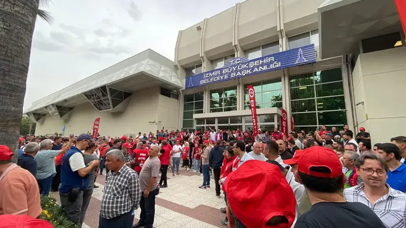 İzmir Büyükşehir Belediyesi'ne grev kararı asıldı: Ödenen parayla horoz bile kesemeyiz