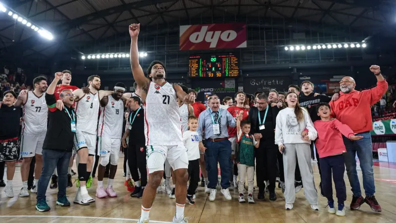 İzmir Derbisi Nefesleri Kesti! Karşıyaka, Petkim'i Uzatmada Yendi!