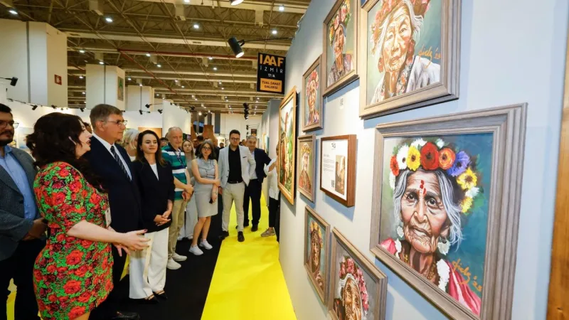 İzmir Sanat Fuarı Coşkusu! Başkan Tugay'a Özel Ödül Sürprizi!