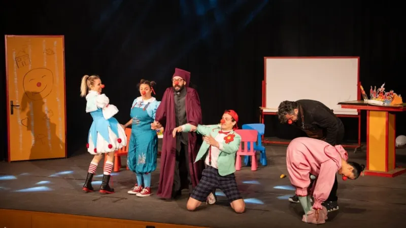 İzmir'den Çocuklara 23 Nisan Hediyesi: Ücretsiz Soytarılar Okulu!