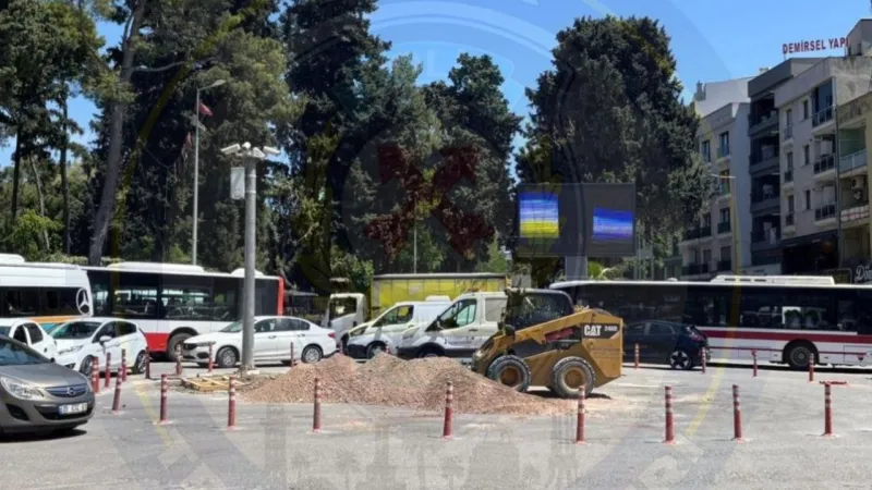 İzmir'de Trafik Alarmı! Üçkuyular'da İZSU Kazası Sürücüleri Çıldırttı!