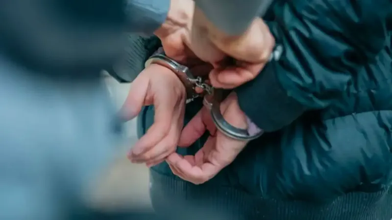 İzmir'de Şok! 17 Yaşındaki Torbacıdan Binlerce Hap Çıktı!