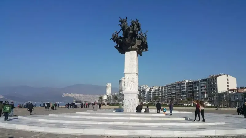 İzmir'de 19 Mayıs Öncesi Vinç Kazası! Miting Tehlikede mi?