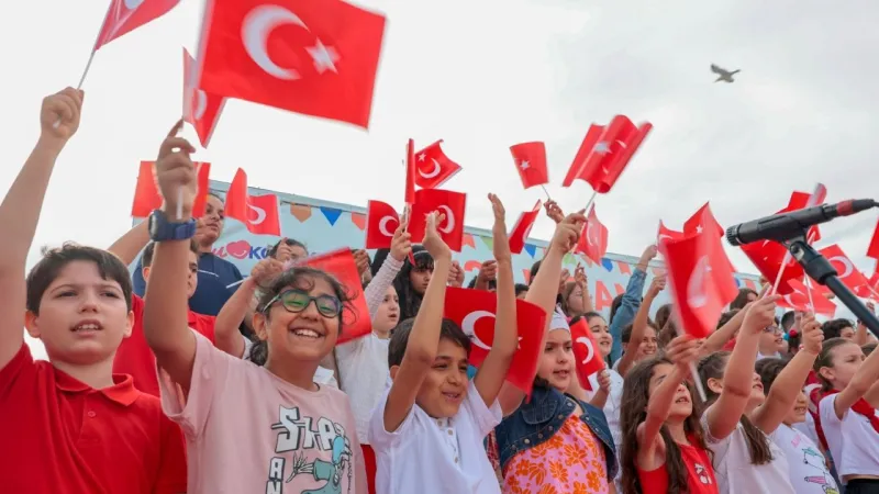 İzmir'de 23 Nisan Coşkusu Bitmiyor! Bayram Şenliği Devam Ediyor