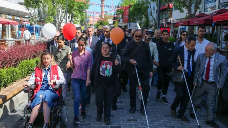 İzmir'de Aile Yürüyüşü: Aile En Büyük Hazine mi? Şok Detaylar!