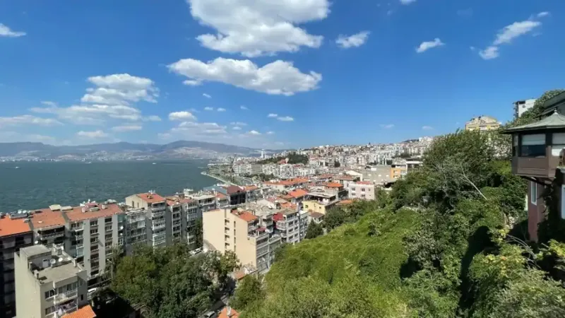 İzmir'de Anket Şoku! CHP Uçuşta, AKP Düşüşte, İYİ Parti Eriyor!