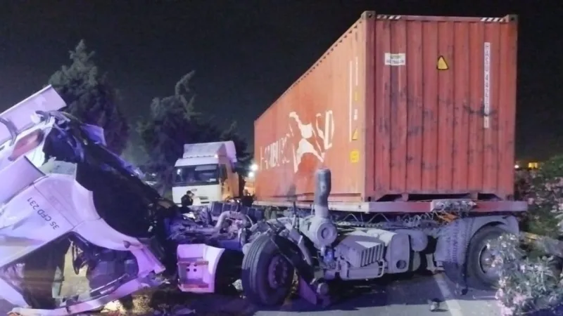 İzmir'de TIR Faciası! Konteyner Yüklü TIR Kağıt Gibi Ezildi!