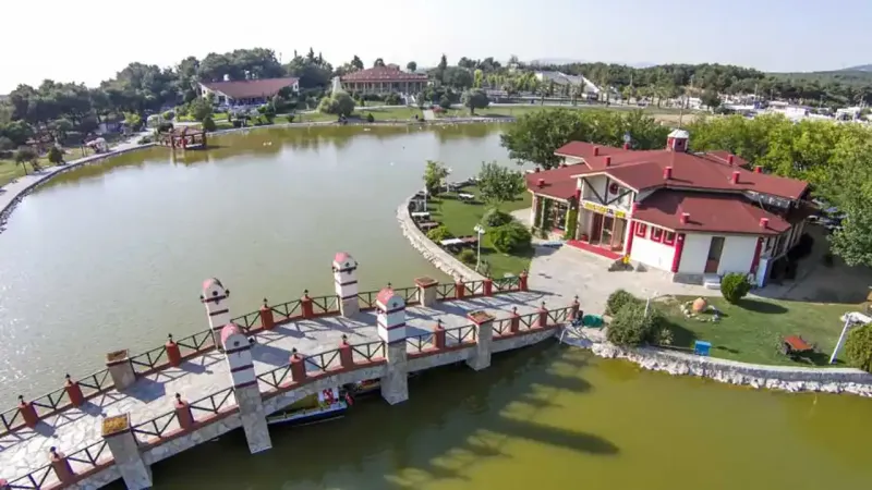 İzmir'de Göl Keyfi! Uygun Fiyatlı Restoran Herkesi Büyülüyor