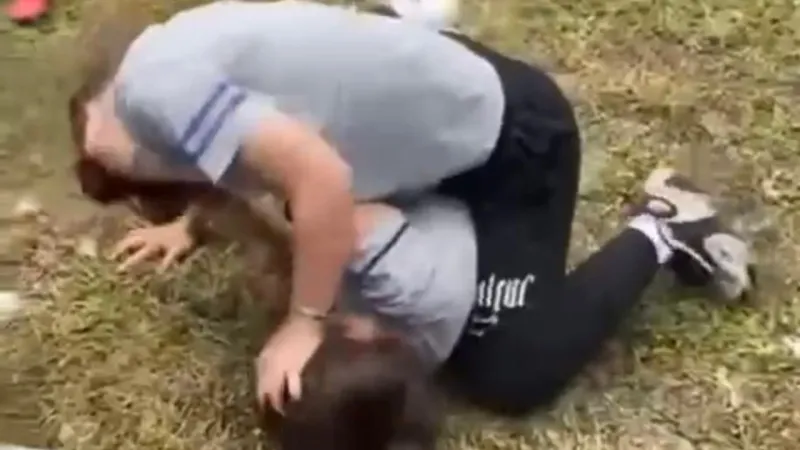 İzmir'de Okulda Şok Kavga! Kız Öğrenciler Saç Saça!