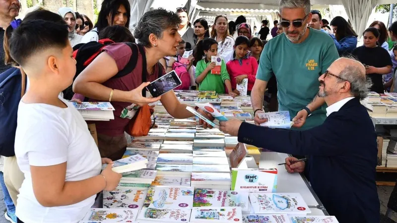 İzmir Kitap Fuarı Coşkusu: Usta Yazar Behiç Ak Okurlarıyla Buluştu!