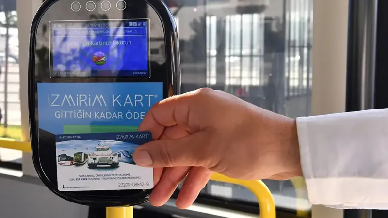 İzmir'de Kredi Kartıyla Ulaşıma Şok Zam! Yeni Fiyatlar Cep Yakıyor