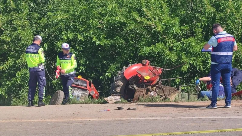 İzmir'de Feci Kaza: Minibüs Traktöre Çarptı! Ölü ve Yaralılar Var