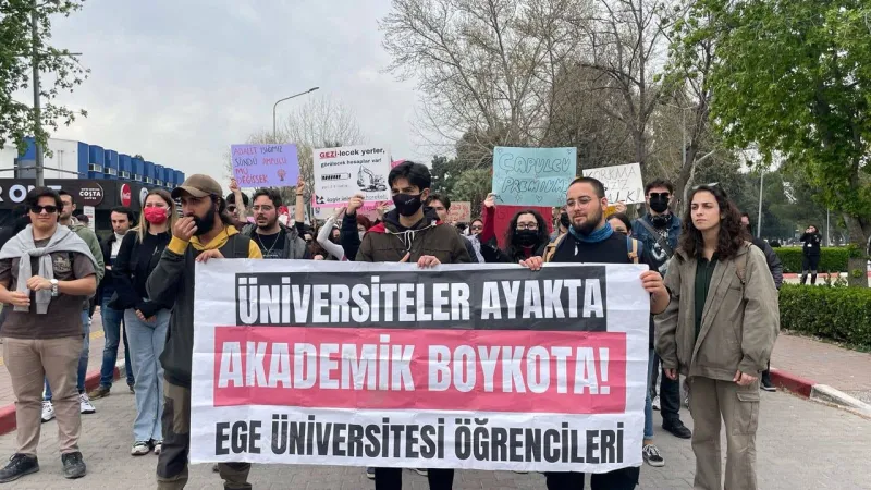 İzmir'de Öğrenci İsyanı! Sera Kadıgil ile Büyük Buluşma