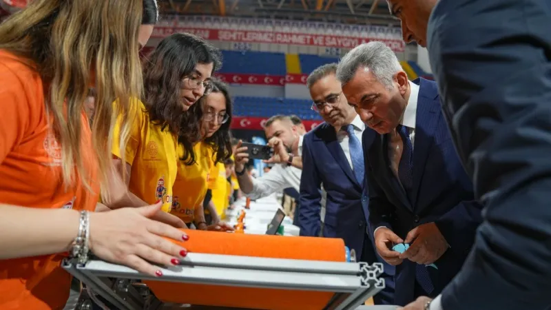 İzmir'de Öğrencilerden Şaşırtan Dijital Projeler! 300 Proje Sergilendi