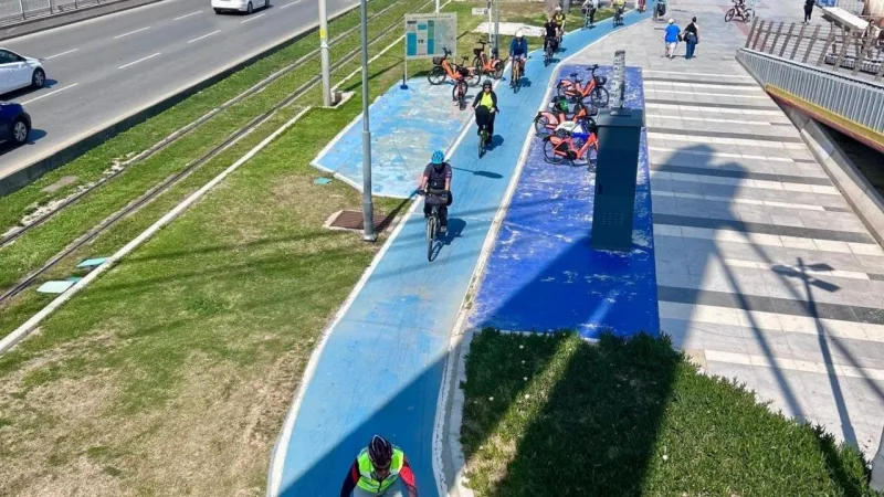 İzmir'de Bisiklet Şöleni! Pedal Çevirenler Kültürpark'ta Buluştu!