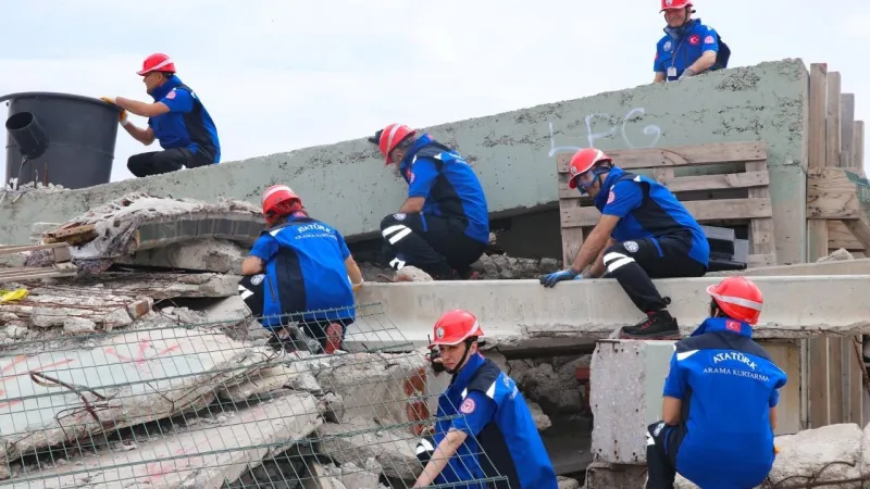 İzmir'de Sağlıkçılardan Hayat Kurtaran Hamle! AFAD'dan Eğitim