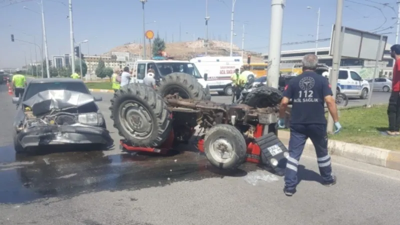 İzmir'de Feci Kaza! Traktör ve Otomobil Çarpıştı: Yaralılar Var!