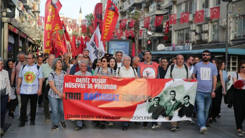 İzmir'de Üç Fidan Anması: Yüzlerce Kişi Meydanı Doldurdu!