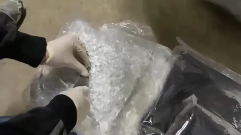 İzmir'de Hediye Paketinden Uyuşturucu! Şok Baskın Detayları