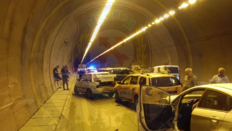 İzmir Bayraklı Tüneli'nde Kaza! Trafik Felç, Sürücüler Çileden Çıktı!