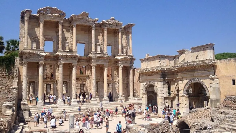İzmir Müzeleri 2025: Efes, Bergama, Agora Giriş Ücretleri Şok Etti!
