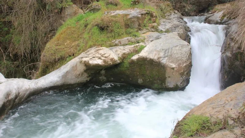 İzmir'e Yakın Saklı Cennet: Tabak Deresi Dev Kazanları! Keşfet