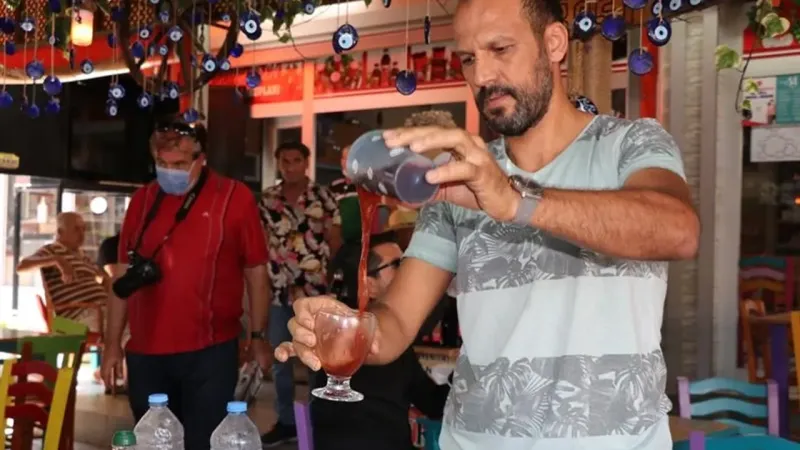 İzmir'in Gizli Lezzeti: Koruk Şerbetiyle Serinleyin! İşte Tarifi!