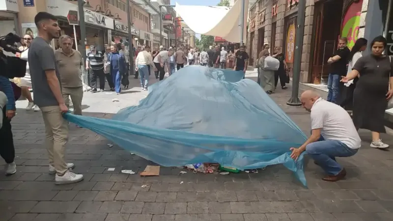 İzmir'de Çöp Kaosu! Esnaf Utançtan Üzerini Örtmek Zorunda Kaldı