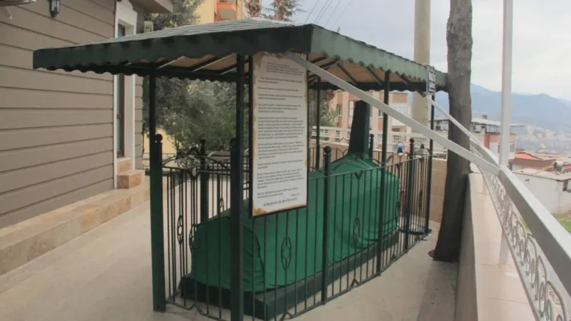 İzmir'in Küfürbaz Türbesi: Mızraklı Dede'ye Küfür Etmeden Dilek Tutulmuyor!