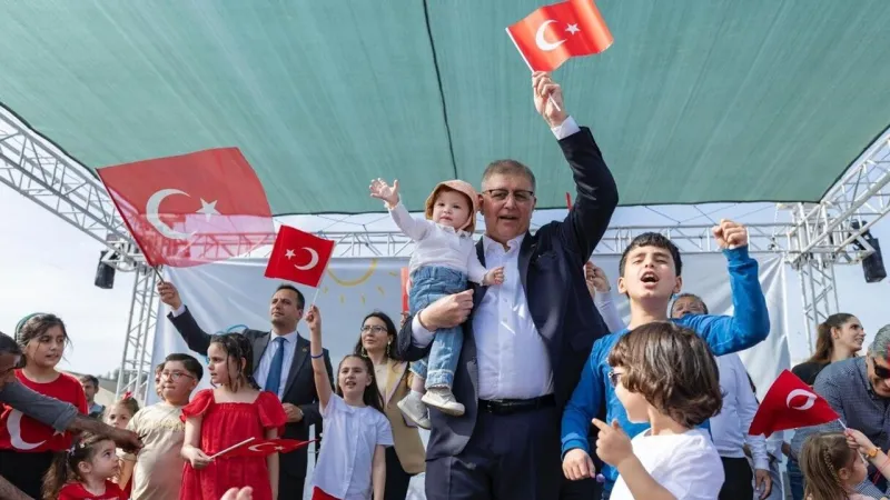 İzmir'de Çocuk Bayramı Coşkusu! Uçurtmalar Gökyüzünü Şenlendirdi