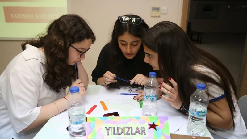 İzmir'de Bilgi Şöleni: Gençler Yarıştı, Ödüller Kapıştı!