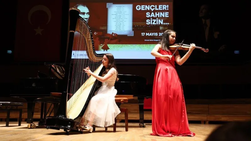 İzmir'de Gençlerden Unutulmaz Konser! Sahne Onların!