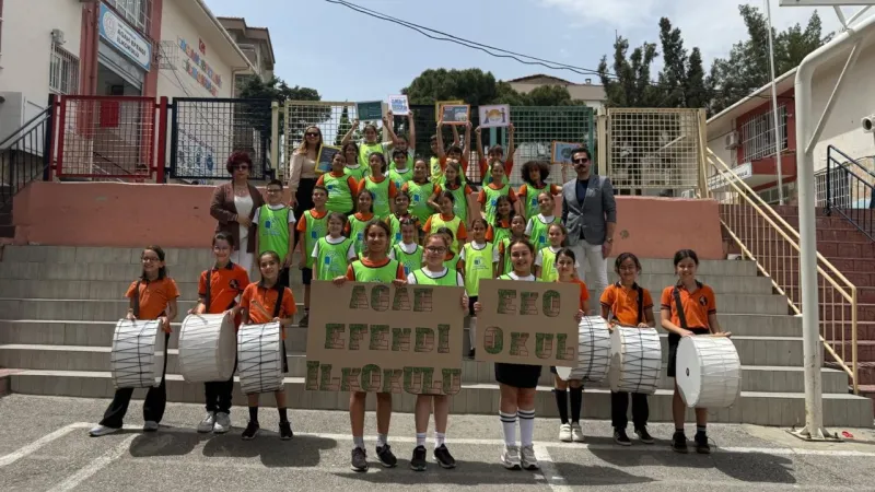 İzmir'de Minik Çevreciler Sokakları Temizledi!