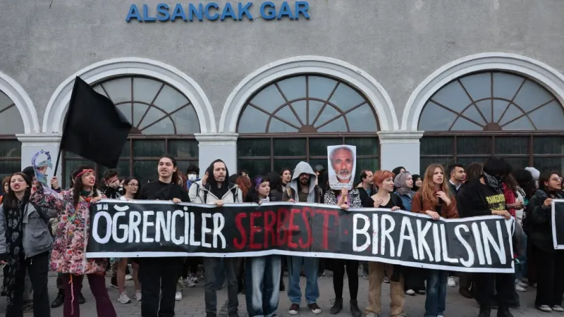 İzmir'de Öğrencilerden Gözaltı İsyanı: "Korkuyorlar Çünkü Haklıyız!"