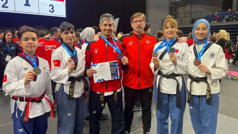 İzmir'den Avrupa'ya Taekwondo Zaferi! Madalyalarla Döndüler