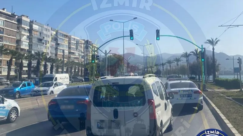 İzmir Sahil Bulvarı'nda Trafik Alarmı! Sürücüler Dikkat!