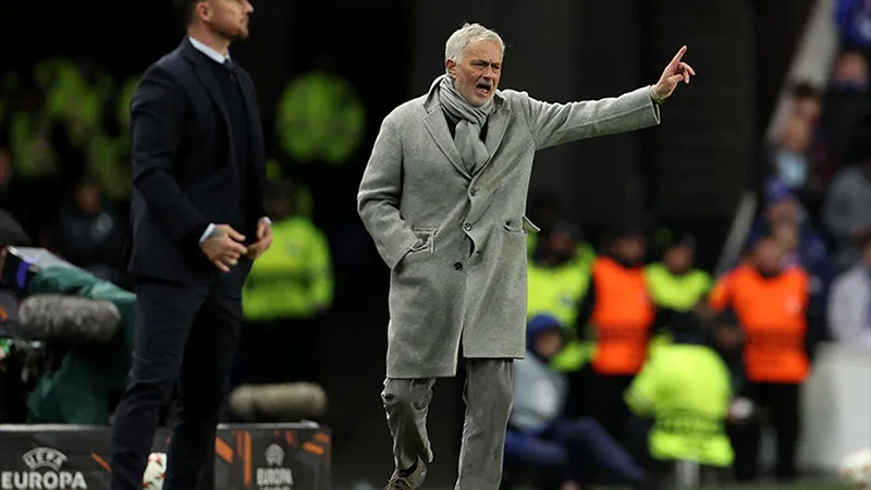 Jose Mourinho Fenerbahçe'ye derbi öncesi kritik mesaj verdi