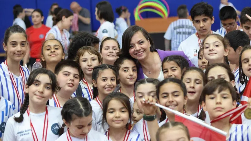 Karabağlar'da 19 Mayıs Coşkusu: Genç Yetenekler Sahne Aldı!