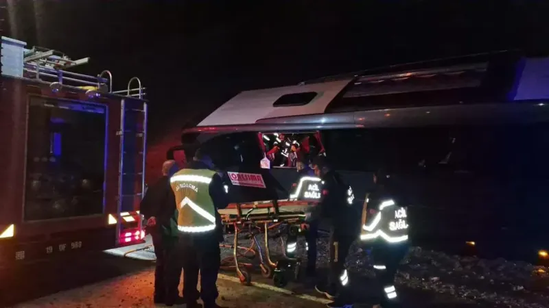 Karnaval Faciası! Otobüs Şarampole Yuvarlandı: 23 Yaralı