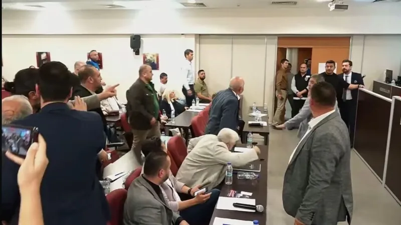 Karşıyaka Meclisi'nde Kavga! AKP'li Üye CHP'li Üyenin Üzerine Yürüdü