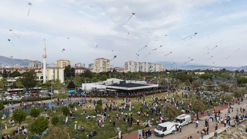 Karşıyaka'da 23 Nisan Coşkusu: Gökyüzü Çocuklarla Şenlendi!