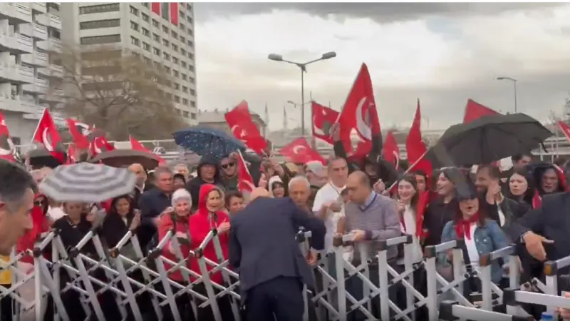 CHP'li Tanal'dan Kelepçe Şovu! Bariyerleri Böyle Aştı!
