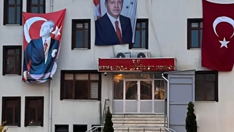 Kemalpaşa'da Poster Krizi! Atatürk'e Saygısızlık Mı?